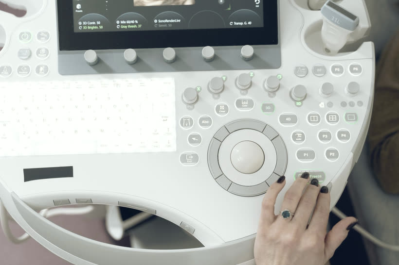 Console di un ecografo con la sonda