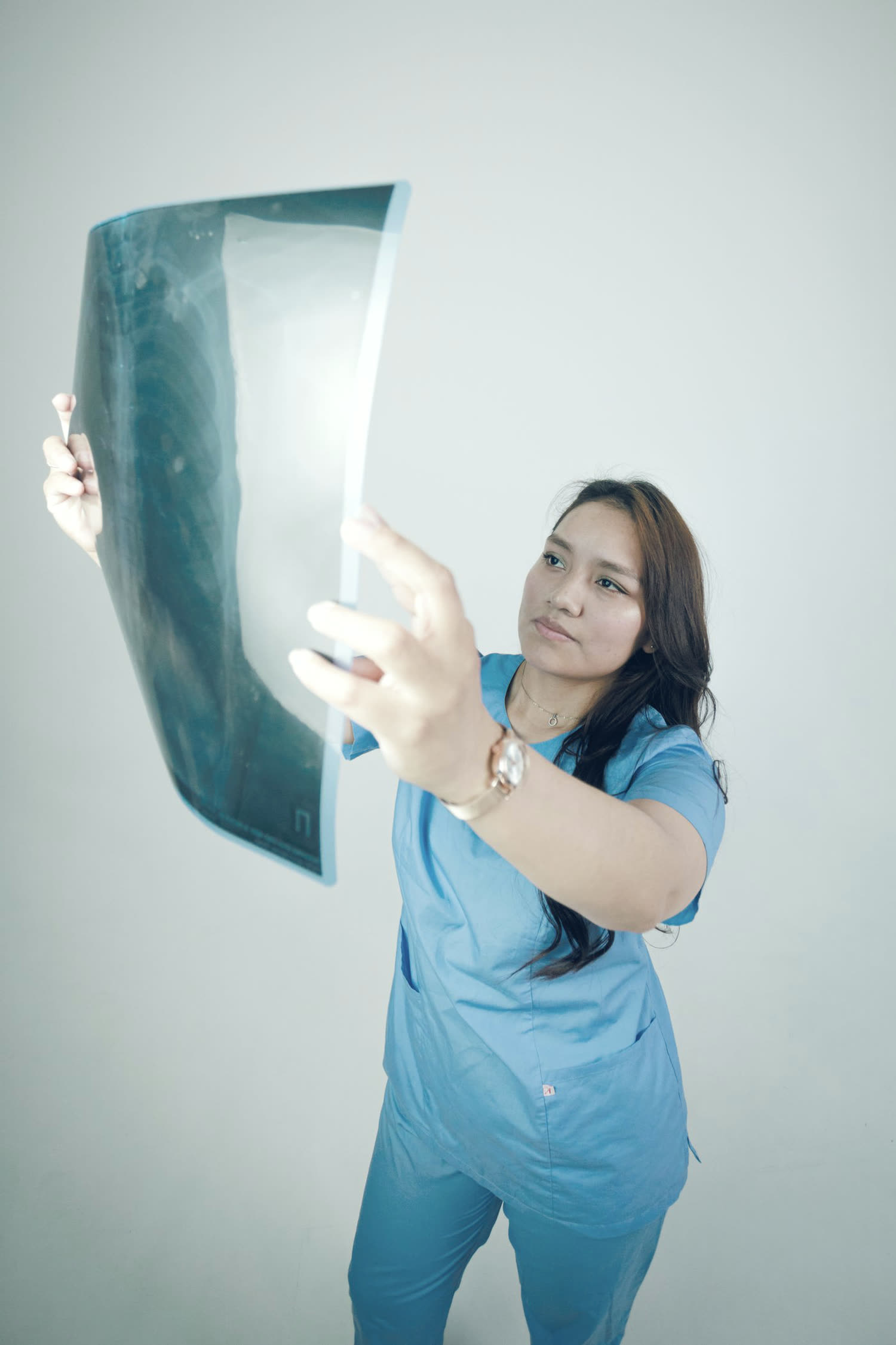 Tecnico di radiologia che esamina una lastra
